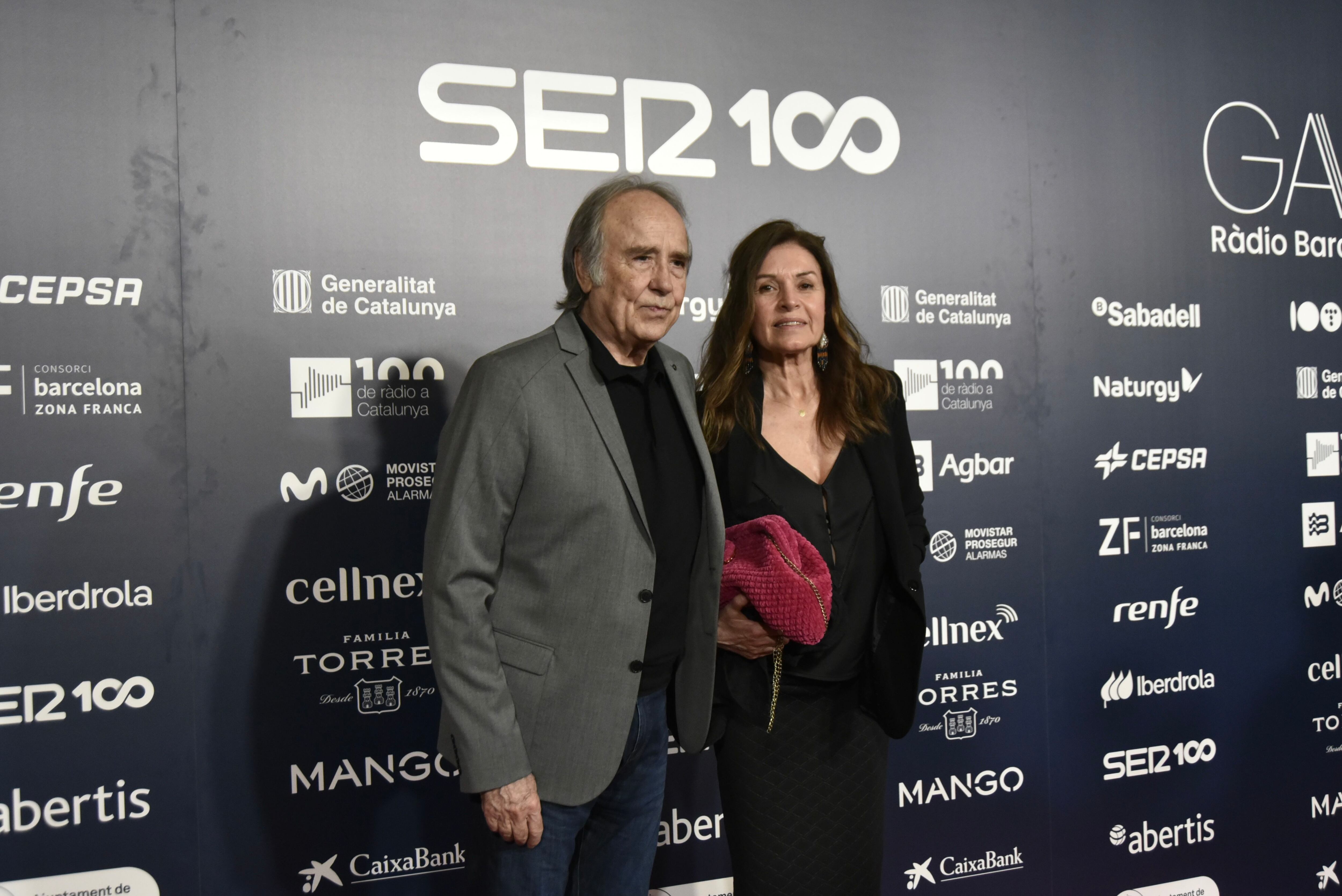 El cantautor Joan Manuel Serrat y su pareja, Candela Tiffón.
