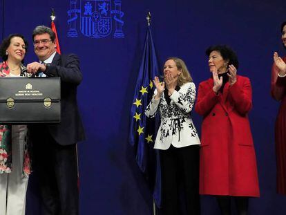 El nuevo ministro de Seguridad Social, Inclusión y Migraciones, José Luis Escrivá, recibe la cartera de manos de la ministra saliente, Magdalena Valerio.