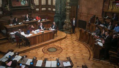 Vista general del pleno mientras Alfred Bsoch (D) interpela a la alcaldesa Ada Colau.