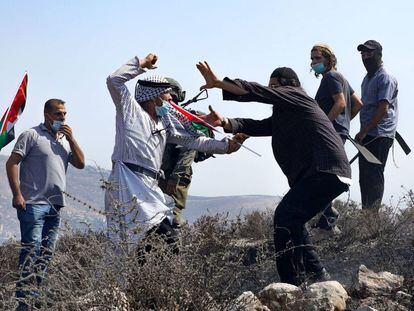 Palestinos protestan contra los asentamientos judíos en West Bank.