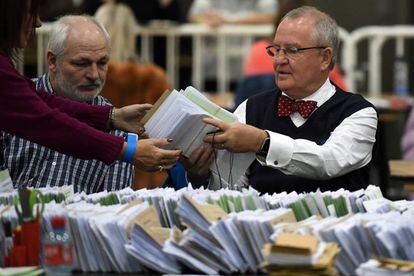Unos ciudadanos cuentan los votos, este sábado en un colegio electoral de Dublín.