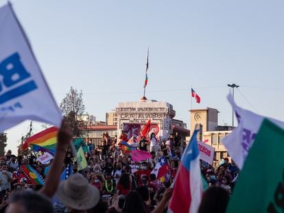 Cientos de ciudadanos festejan el triunfo del candidato de Apruebo Dignidad, Gabriel Boric, como presidente de Chile, a finales de diciembre de 2021.
