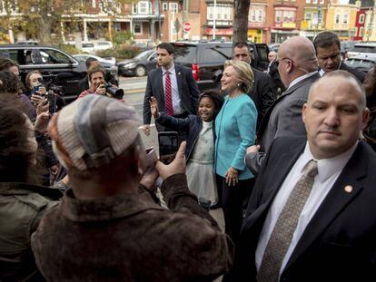 Hillary Clinton es fa una foto amb una seguidora a Filadèlfia.