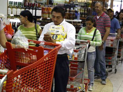 Los venezolanos se abastecen de alimentos por miedo a la escasez.