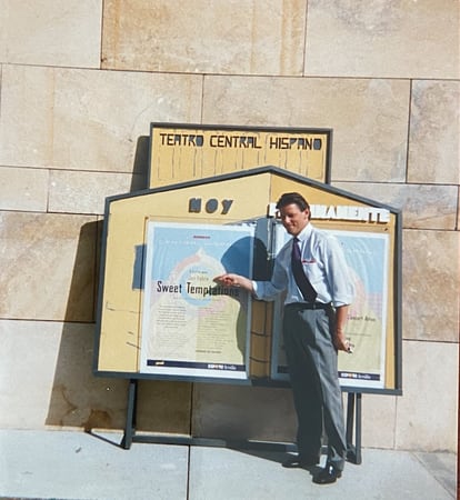 Jan Fabre, en la fachada del Teatro Central de Sevilla en 1992, cuando comenzó su colaboración con este espacio con ‘Sweet Temptations’.