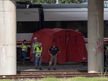 Varios policías, el pasado octubre, durante la inspección ocular del cadáver de Prieto y de las vías ferroviarias.