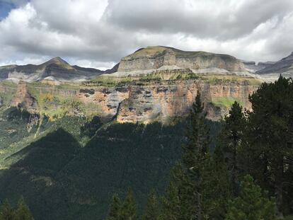 Perspectiva de las murallas de Ordesa desde la Faja de Pelay.