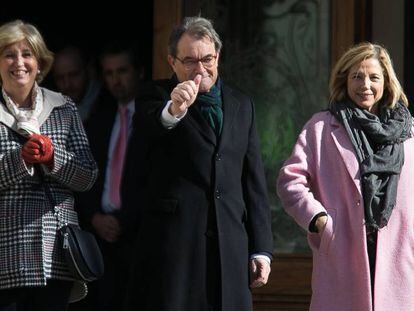 Irene Rigau, Artur Mas y Joana Ortega a su entrada en el TSJC.