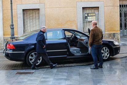 El líder del PP de Almería, Gabriel Amat, sube ayer a su coche oficial, un Volkswagen Phaeton.