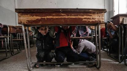 Niños sirios aprenden a protegerse en caso de un bombardeo en la escuela.