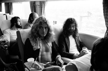 Robert Plant y Jimmy Page en el autobús de la gira que los llevó a Japón en septiembre de 1971, un mes antes de la edición de 'Led Zeppelin IV'. 