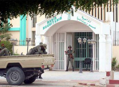 Varios soldados vigilan la sede de la radio estatal mauritana en Nuakchot.