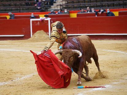 El Niño de las Monjas en un derechazo al primer novillo de la tarde, del que cortó una oreja.