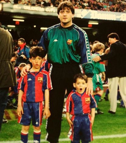 Carlos Busquets y su hijo, Sergio Busquets (izquierda), tras un partido de Liga de la temporada 96-97.
