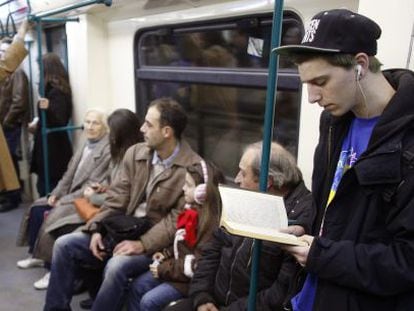 Un aplauso para la gente que lee libros de papel en el metro