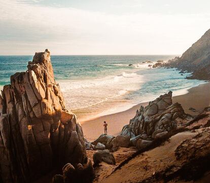 Adrián Montalvo capturando imágenes de las playas en Los Cabos.