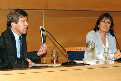 El director de Medio Ambiente de la OCDE, Lorent Lorentsen, y la ministra Narbona, durante la presentación del informe.