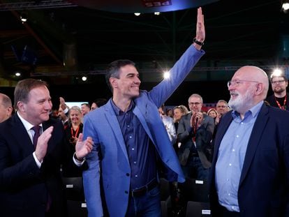 Pedro Sánchez, en el congreso de los socialistas europeos en Málaga, junto al canciller alemán, Olaf Scholz (izquierda), el presidente del Partido Socialista Europeo, Stefan Löfven (segundo por la izquierda) y Frans Timmermans, vicepresidente de la Comisión Europea.