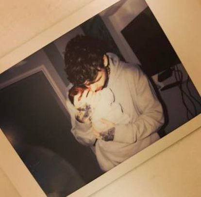 Liam Payne con su bebé, en una fotografía de Instagram.