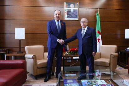 El ministro de Exteriores ruso, Serguéi Lavrov (izquierda), saludaba a su homólogo argelino, Ramtan Lamamra, el 10 de mayo en Argel.