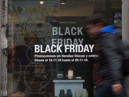 Un escaparate anuncia los descuentos del Black Friday 2018 en Madrid.