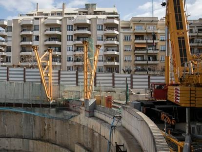 Obras de la línea 9 del metro de Barcelona en la futura estación de Mandri.