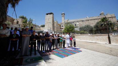 Palestinos oran fuera de la mezquita de Ibrahimi, en la ciudad vieja de Hebron.