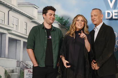 Tom Hanks (derecha), con su esposa, Rita Wilson, y su hijo Truman, este lunes en Madrid.
