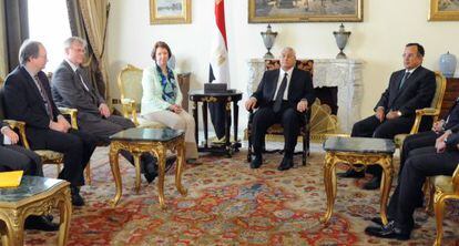Catherine Ashton (tercera desde la izquierda), en una reuni&oacute;n con el Gobierno interino egipcio.