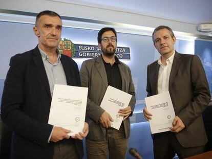 Jonan Fernández (izquierda), junto a José Ramón Intxaurbe y Gorka Urrutia, autores de un informe sobre la persecución de concejales pro parte de ETA.