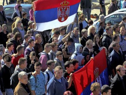 Centenares de serbokosovares se manifiestan en la ciudad de Gracanica (Kosovo).