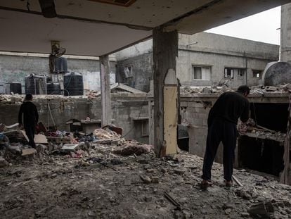 Palestinos observan las ruinas de un edificio bombardeado en Rafah este viernes.