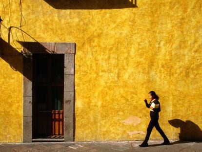 Una mujer pasea por la localidad mexicana de Quer&eacute;taro.