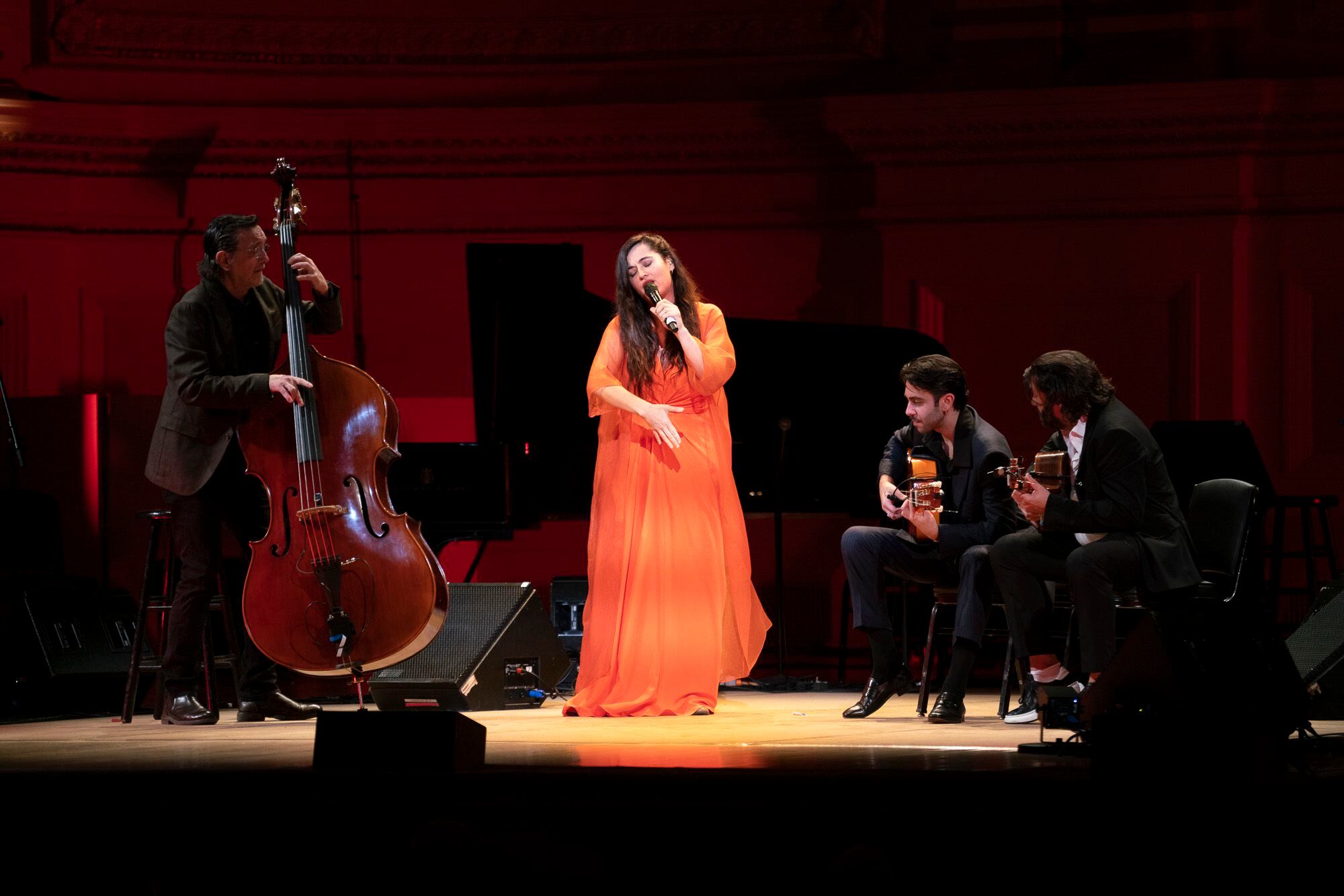 Silvia Pérez Cruz, cantando 'María la Portuguesa', con Javier Colina a la izquierda y Yerai Cortés y Josemi Carmona a la derecha.