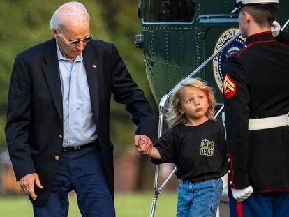 El presidente de Estados Unidos, Joe Biden, con su nieto Beau Biden al bajarse del Marine One este domingo en Fort McNair, en Washington.