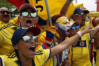 Seguidores de la selección colombiana animan a su equipo.