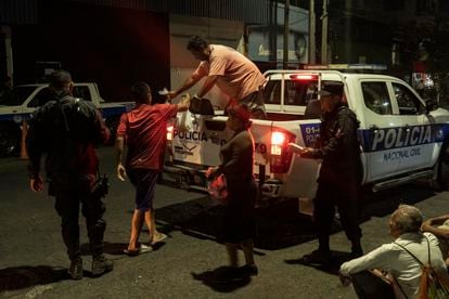Policías conducen a varios detenidos a El Penalito, durante el estado de excepción en San Salvador.