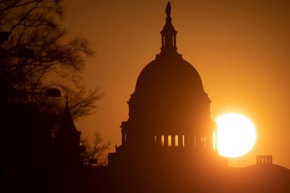 El Sol se eleva sobre el Capitolio de Estados Unidos antes del segundo 'impeachment' a Donald Trump, el lunes.