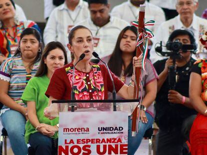 Claudia Sheinbaum en un acto público en Oaxaca donde mostró el Bastón de Mando otorgado por el presidente Andrés Manuel López Obrador.