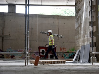 Un obrero trabaja en las obras de construcción de la estación subterránea de Sant Andreu Comt (Barcelona), el 3 de junio.