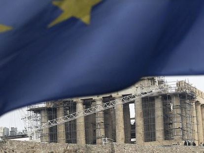 Vista de una bandera de la Uni&oacute;n Europea ondeando frente al Parten&oacute;n en Atenas, Grecia.
