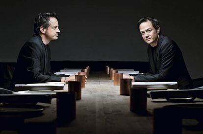 Javier (izquierda) y Sergio Torres posan para ICON en el salón privado de su restaurante Dos Cielos, en Madrid.