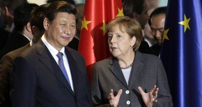 La canciller Angela Merkel junto al presidente de China, Xi Jinping, este viernes en Berlín.
