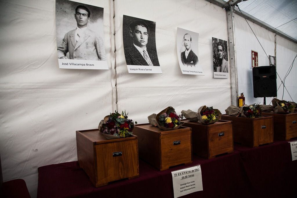 Retratos y pequeños ataúdes con los restos de las 26 víctimas del franquismo enterradas en el cementerio de Huesca.