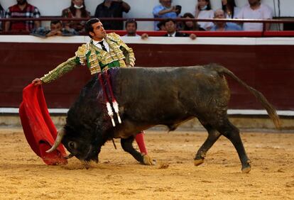 Emilio de Justo, during the slaughter of the crutch to the fourth bull.
