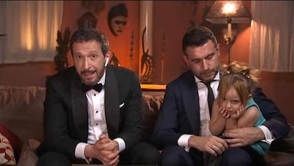 Salvador Calvo, el director de 'Adú', con su pareja Juan y su hija Alejandra, en su casa.