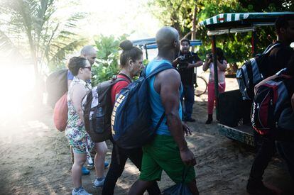Un grupo de migrantes cubanos a punto de tomar los vehículos que les llevarán a la estación migratoria de Tapachula, Chiapas.