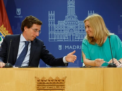 El alcalde de Madrid, José Luis Martínez-Almeida, junto a la vicealcaldesa y portavoz del Gobierno, Inmaculada Sanz, en una rueda de prensa del Ayuntamiento el pasado 19 de junio.