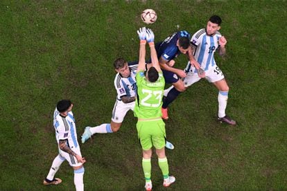 Emiliano Martinez, despejando un balón ante el defensa croata Dejan Lovren.