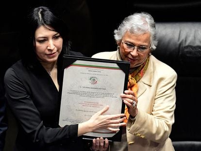 Victoria Rodríguez Ceja con la presidenta del Senado, este jueves tras su ratificación.